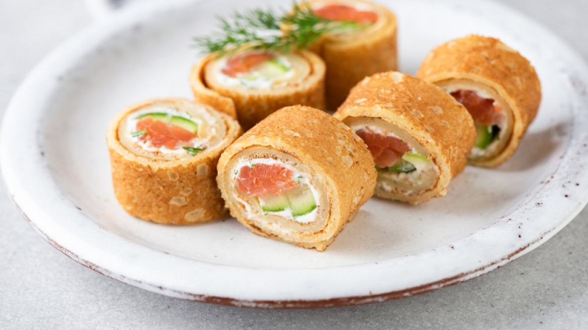 Ρολάκια κρέπας με καπνιστό σολομό, αγγούρι και τυρί κρέμα