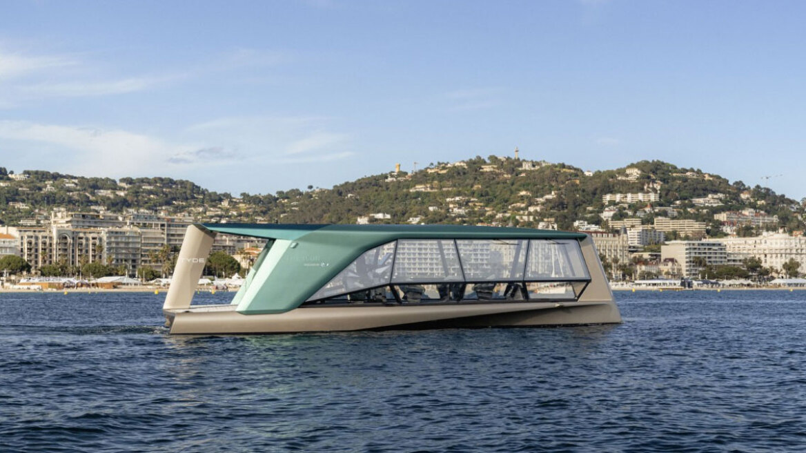 Το παράξενo γιοτ της BMW πετάει πάνω από τη θάλασσα