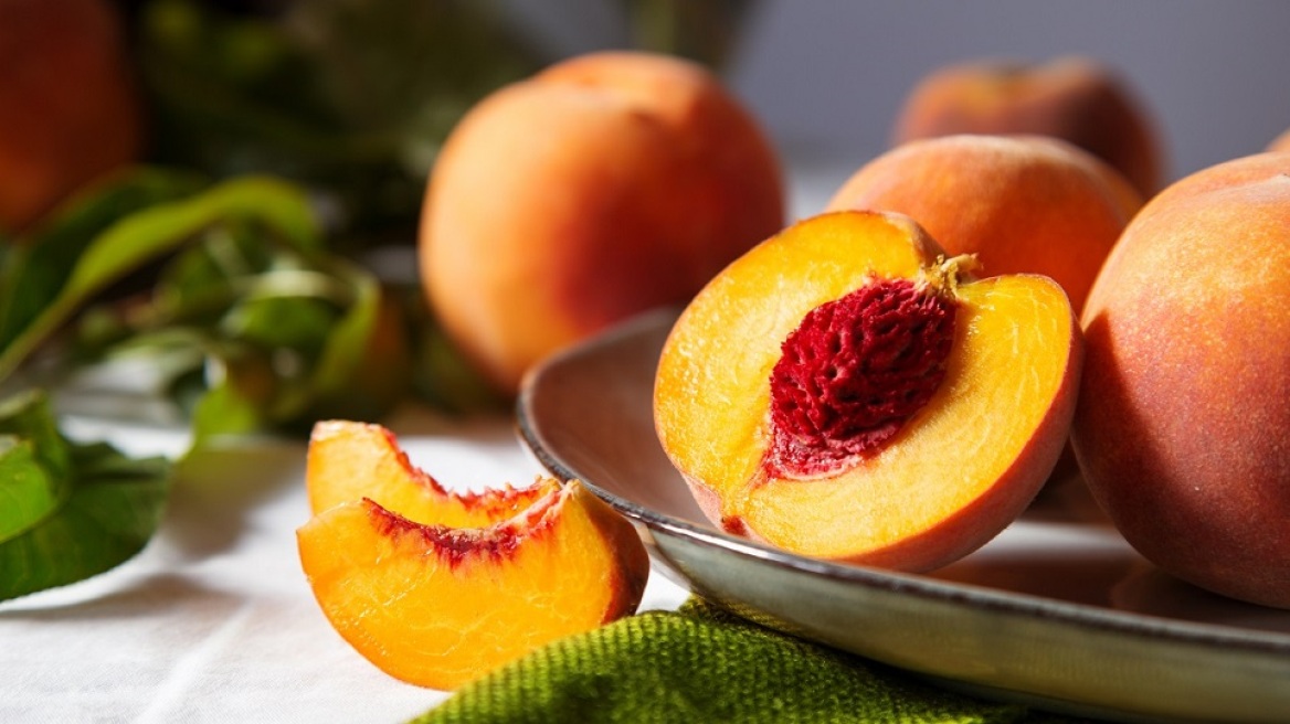 Ροδάκινο: το αγαπημένο ζουμερό καλοκαιρινό φρούτο σε 10 εκδοχές που ξεχωρίσαμε