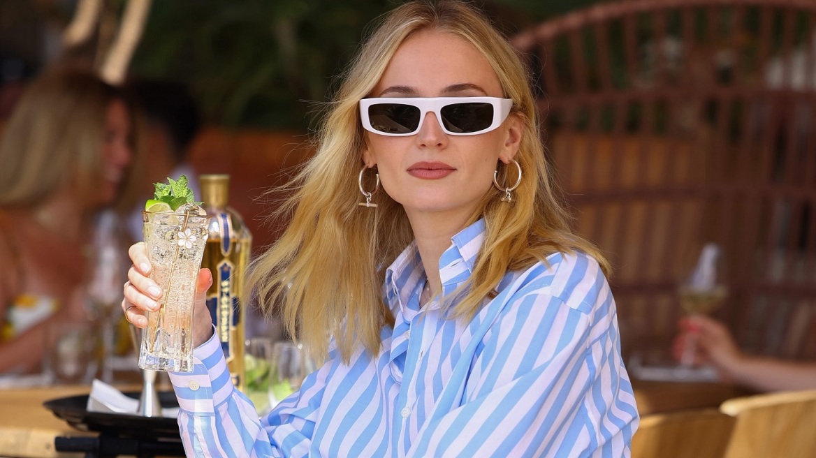 H Σόφι Τέρνερ συνδυάζει pajama pants με sneakers