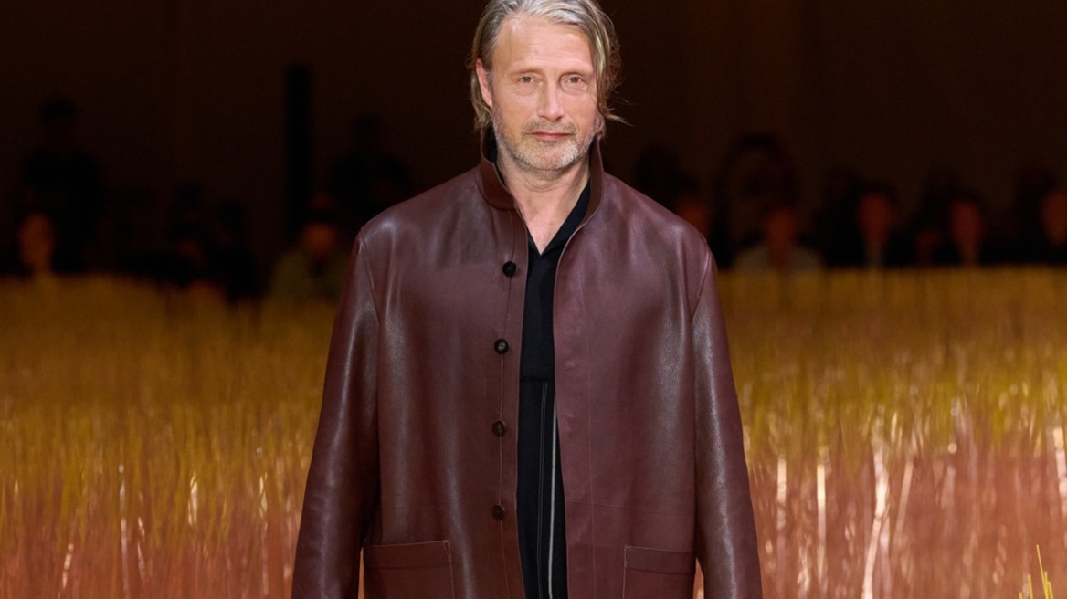 O Mads Mikkelsen έκανε το ντεμπούτο του στην πασαρέλα 