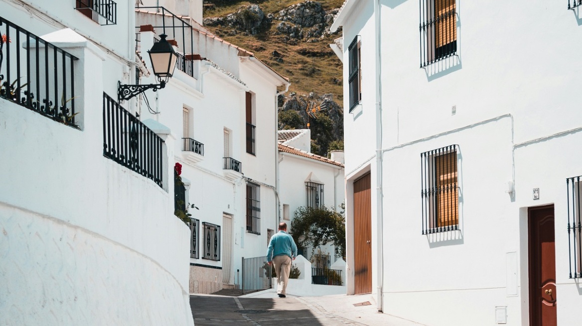 Γιατί φέτος έχουν εξαφανιστεί τόσοι τουρίστες στην Ελλάδα; Το CNN έχει μια θεωρία