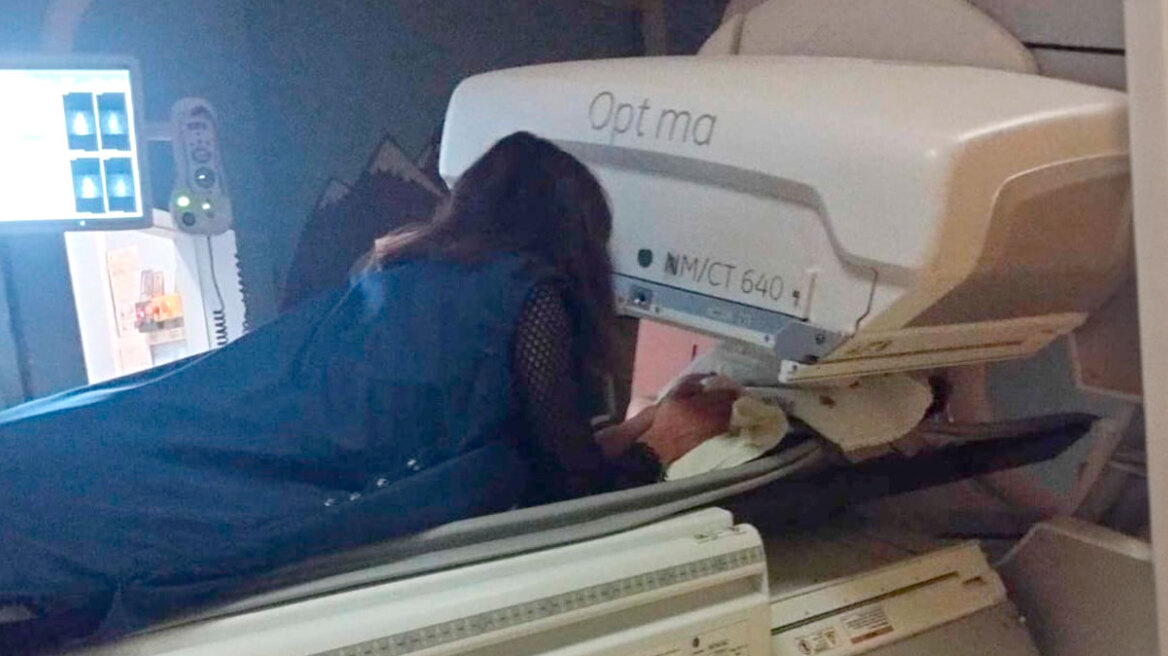 Ελπίδα: Συγκινητική κίνηση από ακτινολόγο - Μπήκε μαζί στον αξονικό τομογράφο με εγκαταλελειμμένο βρέφος