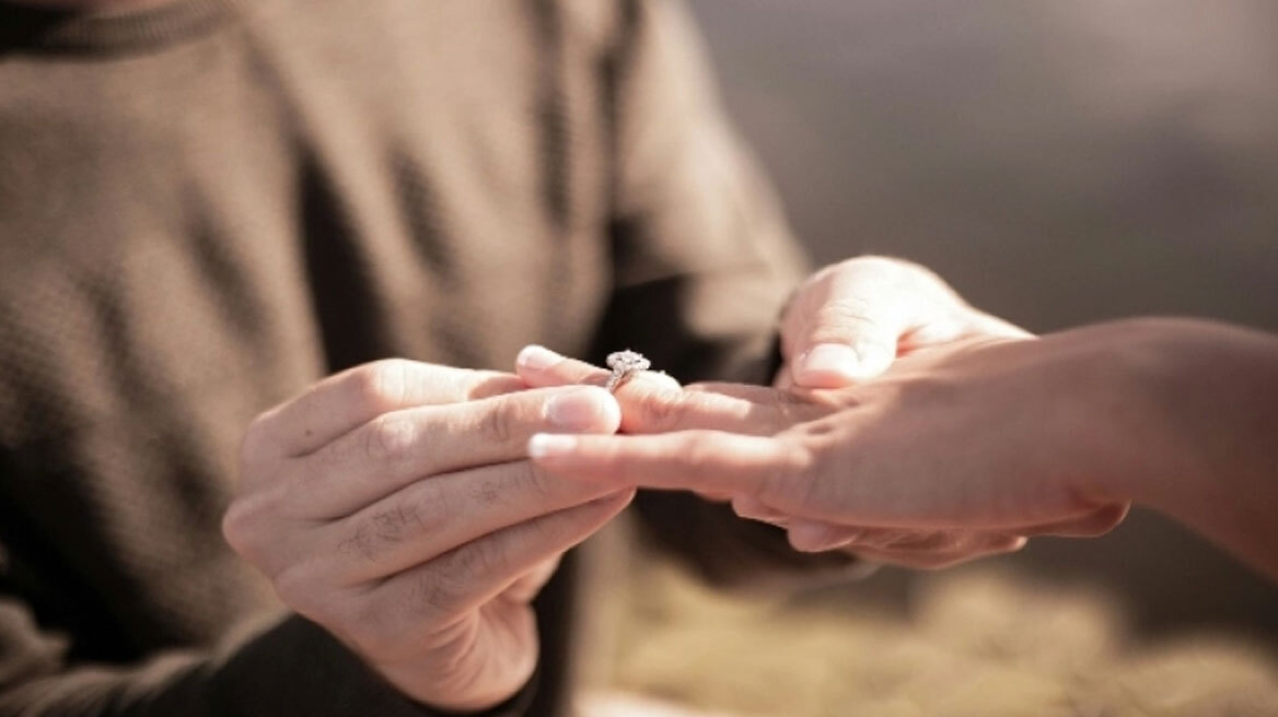 Τύπος αρνήθηκε να ξοδέψει πενταψήφιο ποσό για δαχτυλίδι αρραβώνων: «Δεν το αξίζει»