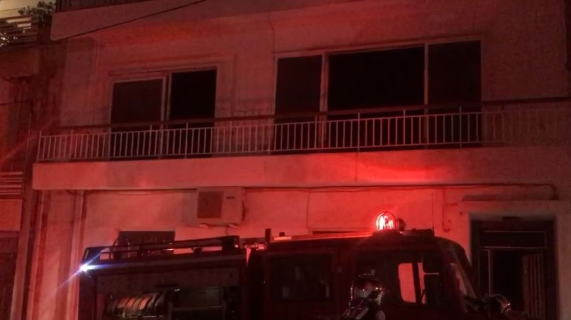 Άγιος Δημήτριος: Σπίτι τυλίχθηκε στις φλόγες - Ο ιδιοκτήτης φέρεται να έβαλε φωτιά σε στρώματα