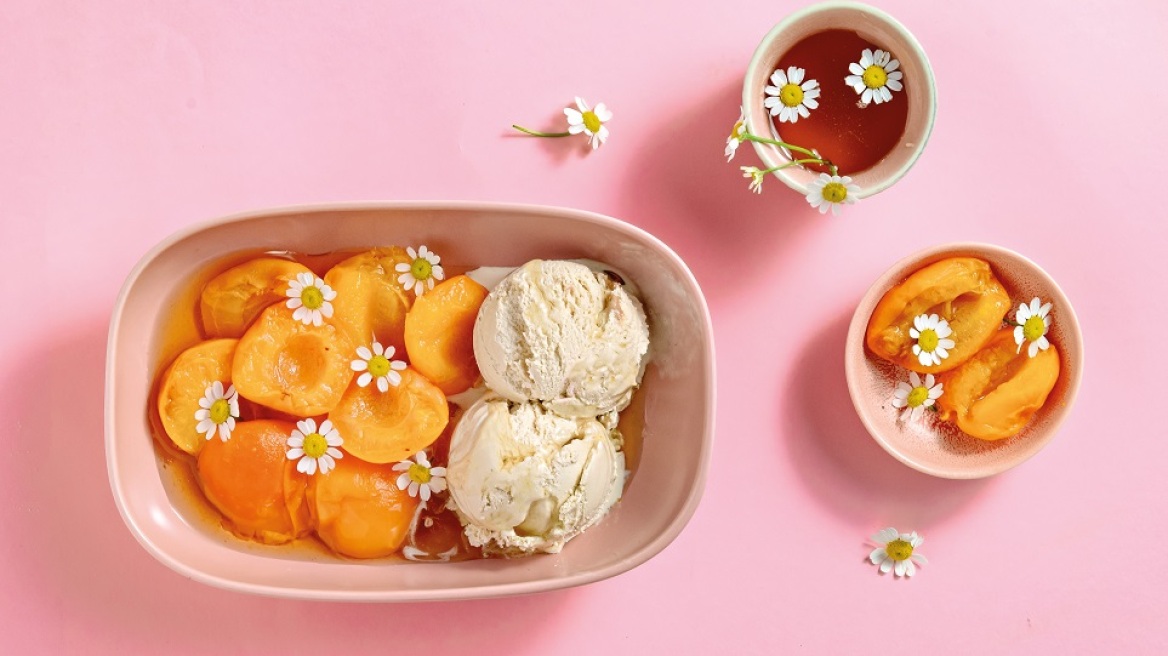 Βερίκοκα ποσέ σε χαμομήλι από τη Madame Gâteaux