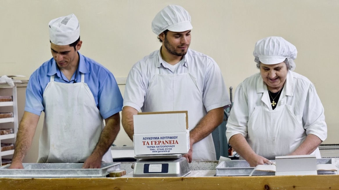 Παράδοση τυλιγμένη στην άχνη ζάχαρη σε ένα παλιό εργαστήρι λουκουμιών στο Λουτράκι