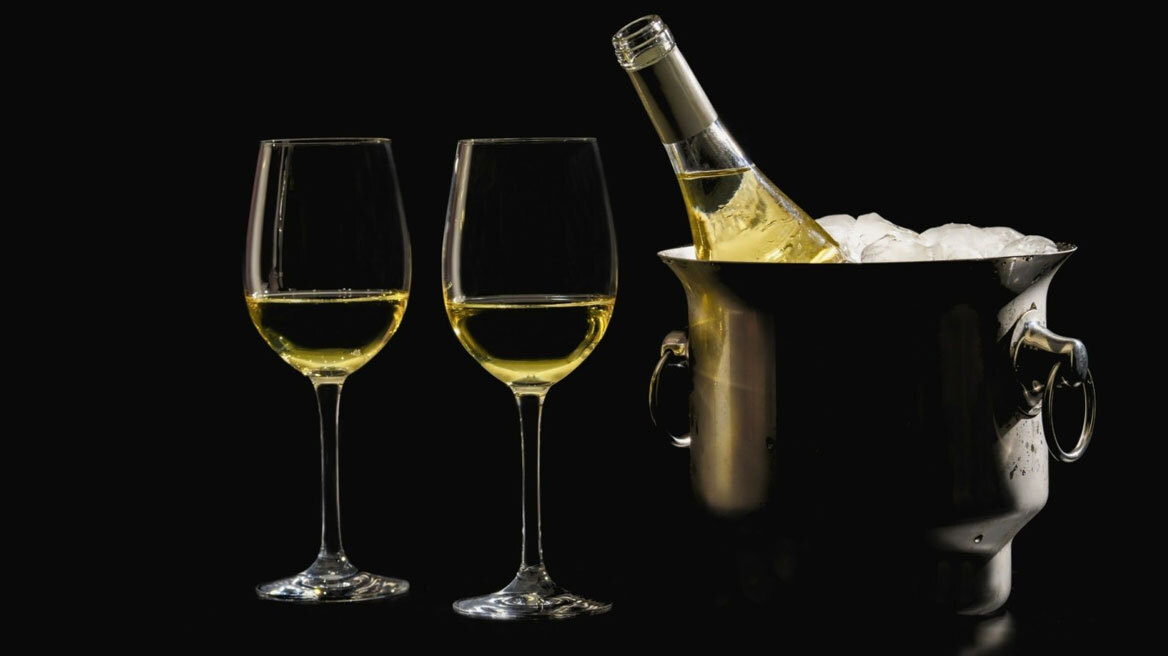 Ετσι κρυώνουμε σωστά τα κρασιά μέσα στο καυτό καλοκαίρι