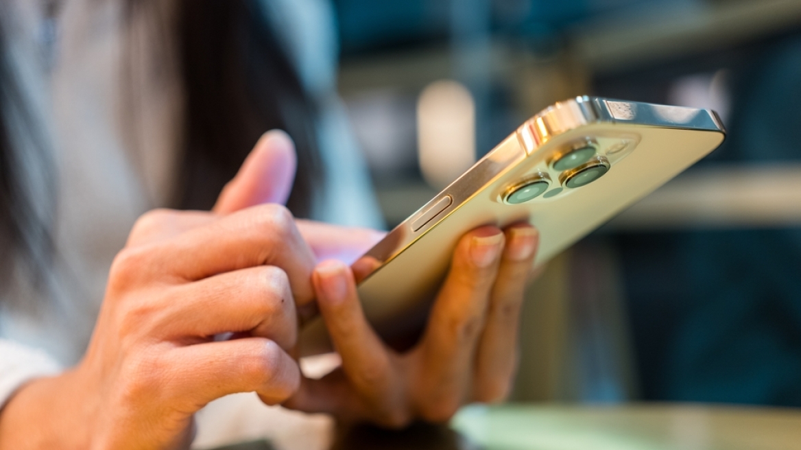 Δύο στους τρεις Έλληνες παραδέχονται ότι χαζεύουν άσκοπα στα social media - Τι δείχνει έρευνα της Focus Bari