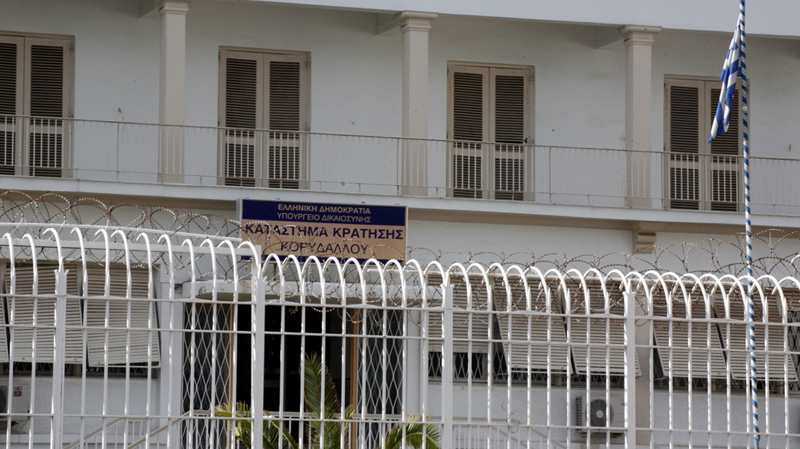 19χρονος επιχείρησε να μεταφέρει κινητά τηλέφωνα μέσα στις φυλακές Κορυδαλλού - Τα είχε κρύψει στα παπούτσια του