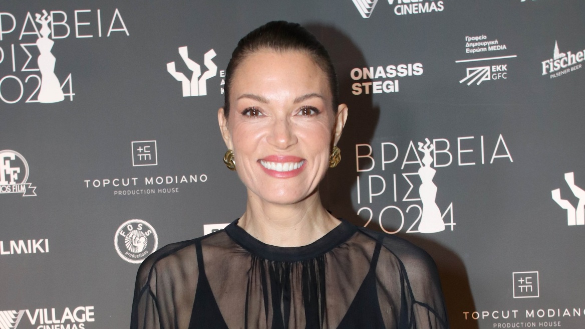 Βίκυ Καγιά: Φόρεσε μακρυμάνικο φόρεμα με διαφάνειες σε απονομή βραβείων