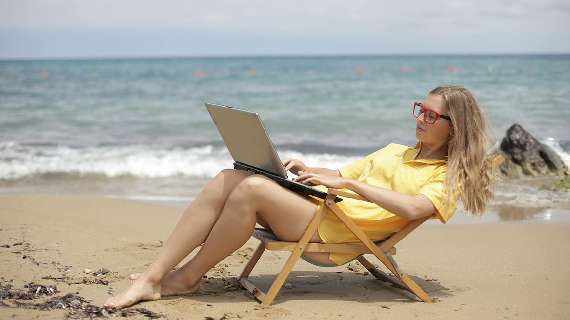 3 laptops για ένα άνετο Work From Home από την... παραλία