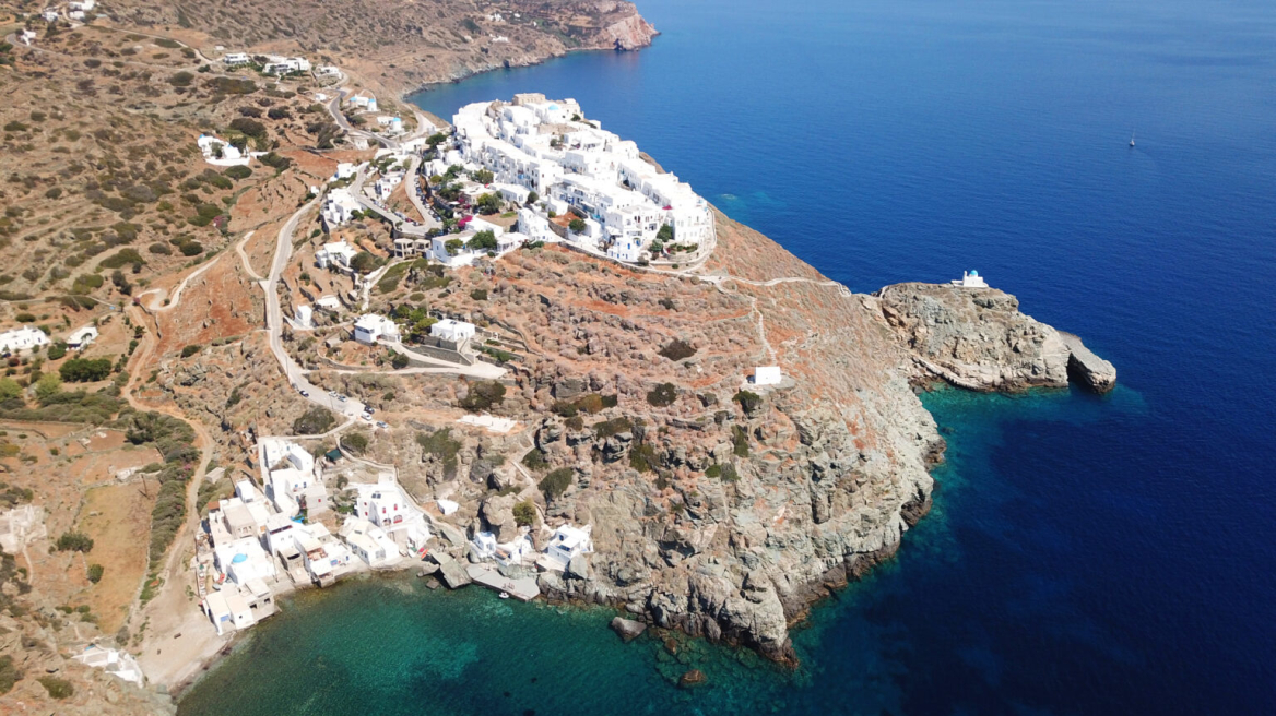 Το Κάστρο, η Απολλωνία, ο Αρτεμώνας, η Χρυσοπηγή: Οι κορυφαίες εμπειρίες στη Σίφνο 