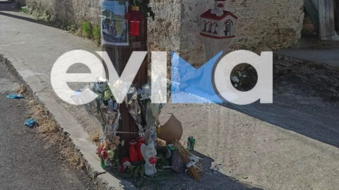 Εύβοια: Άφησαν λουλούδια και φωτογραφίες στη μνήμη του 16χρονου στο σημείο του τροχαίου