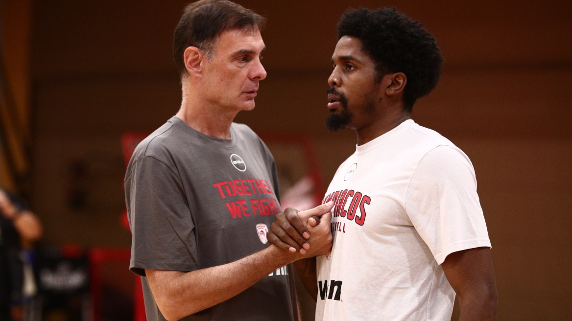 Ολυμπιακός: Ο ΜακΚίσικ κυκλοφορεί στη Σύρο με μπλουζάκι με το πρόσωπο του Μπαρτζώκα - Φωτογραφία 