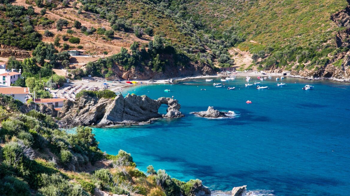 Κάλαμος: Η διπλή παραλία της Εύβοιας με την ιδιαίτερη ομορφιά 