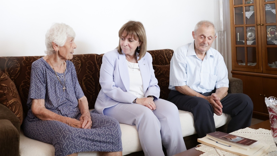 Έβρος: Η Σακελλαροπούλου επισκέφθηκε το ηλικιωμένο ζευγάρι που δώρισε 100.000 ευρώ στο νοσοκομείο Διδυμότειχου