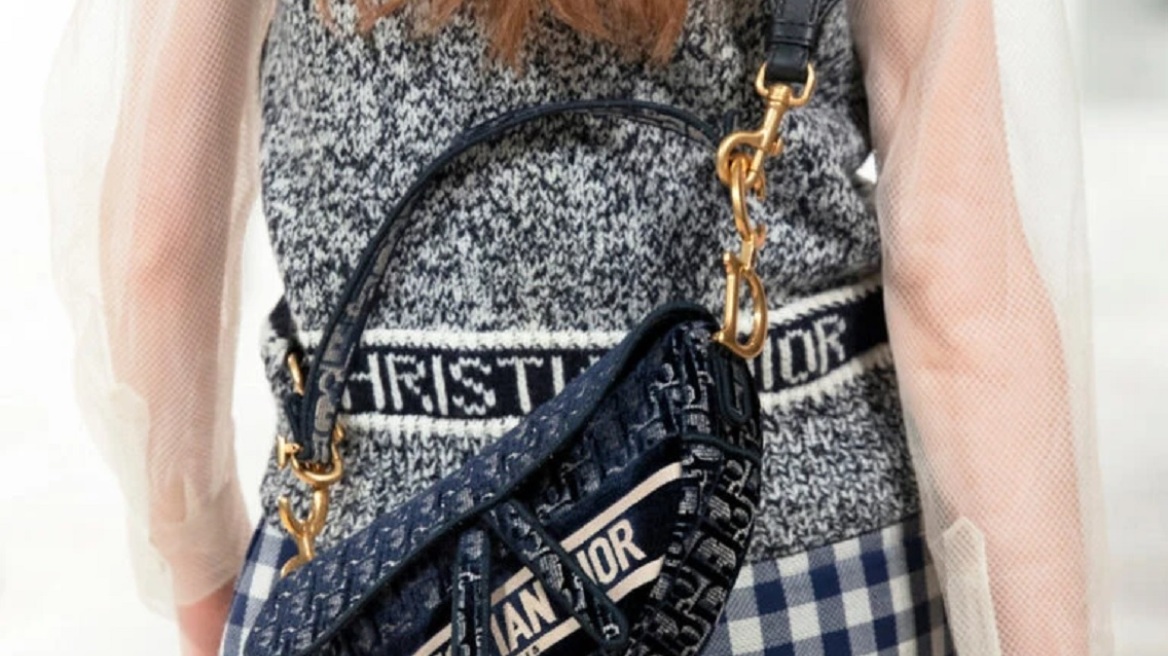 H ιστορία πίσω από την εμβληματική “Saddle Bag”του οίκου Dior