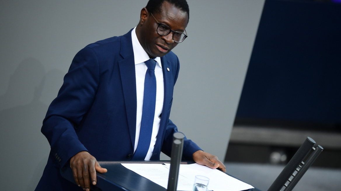 Αποσύρεται από τη Μπούντεσταγκ ο πρώτος μαύρος Γερμανός βουλευτής