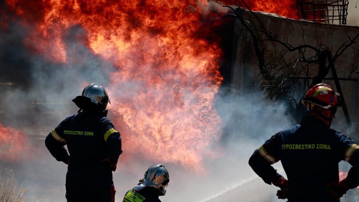 Φωτιά στον Ασπρόπυργο, διακόπηκαν δρομολόγια στον Προαστιακό