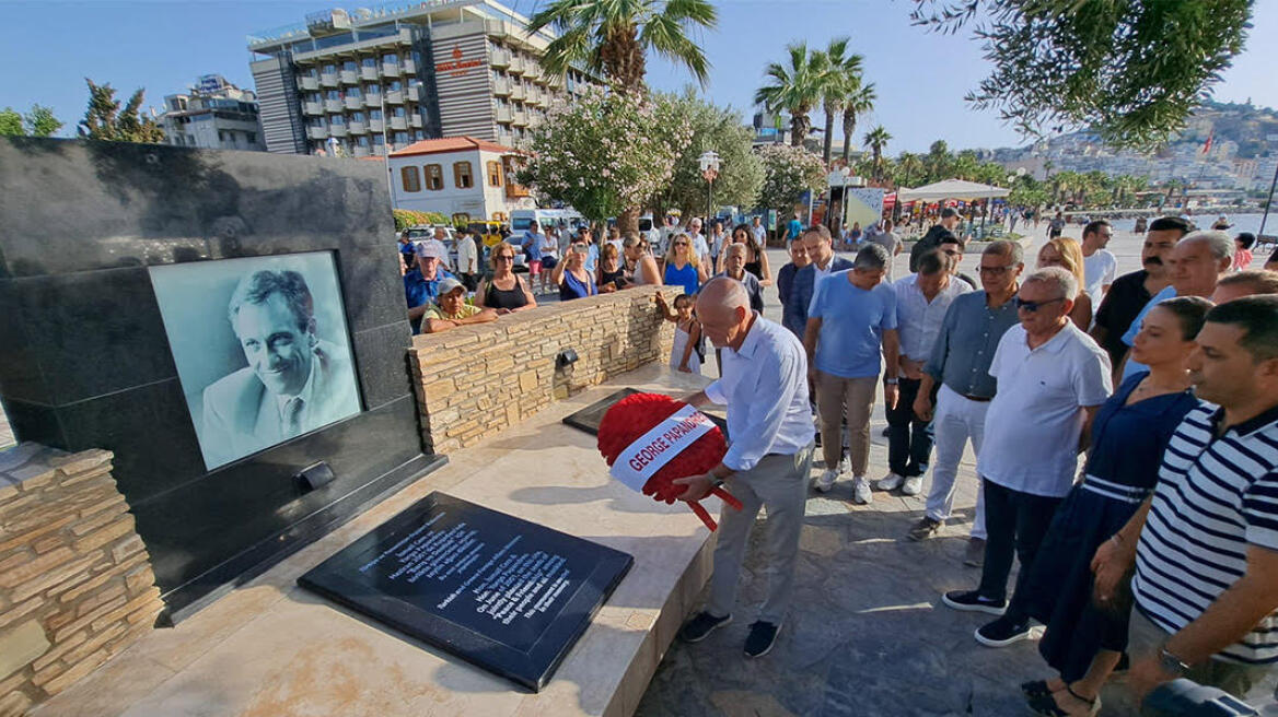 Παπανδρέου: Επισκέφτηκε το Κουσάντασι - Άφησε λουλούδι στο μνημείο του Ισμαήλ Τζεμ