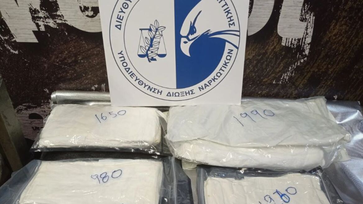 Με δόλωμα πακέτο κάνναβης 3 κιλών έπιασαν διακινητή ναρκωτικών σε νότια προάστια, χώρους αναψυχής και εστιατόρια