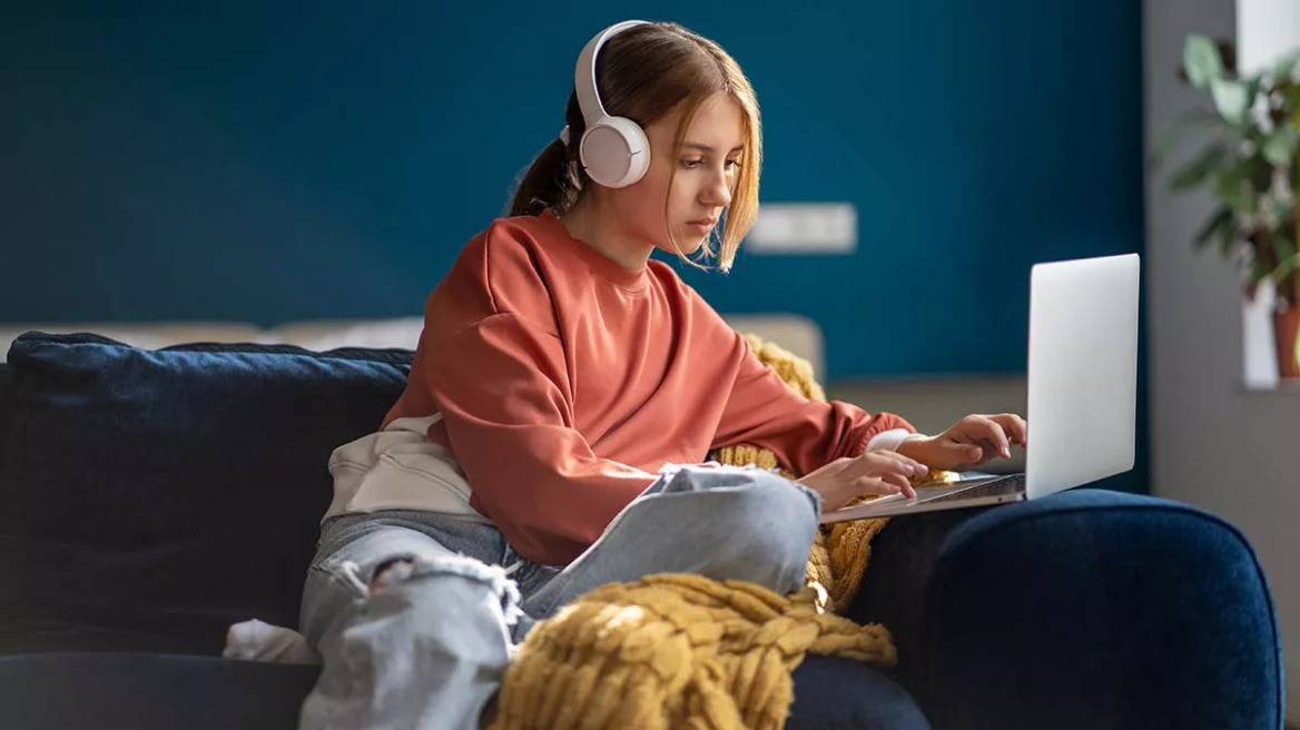 Εμμονή με την εμφάνιση και επιθετικότητα: Πώς επηρέασαν ο κορωνοϊός και οι οθόνες τα ελληνόπουλα