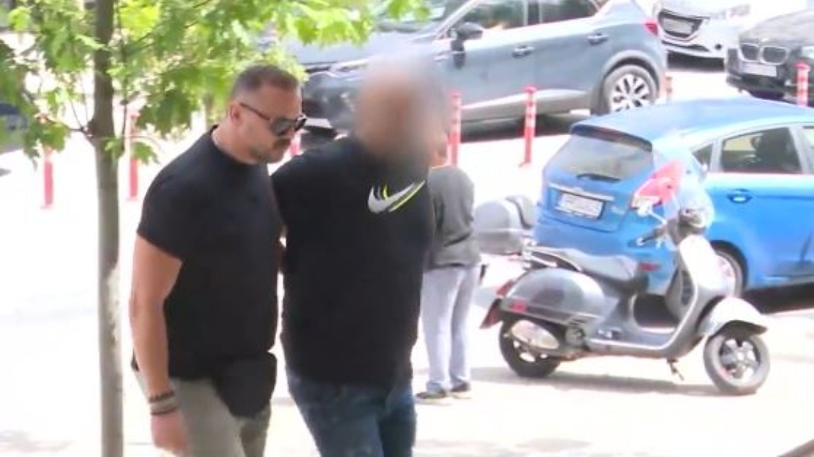 Θεσσαλονίκη: Δεν έκανε τίποτα, ισχυρίζεται η μητέρα του 42χρονου που προφυλακίστηκε μετά τις κατηγορίες για ξυλοδαρμό του άνδρα της