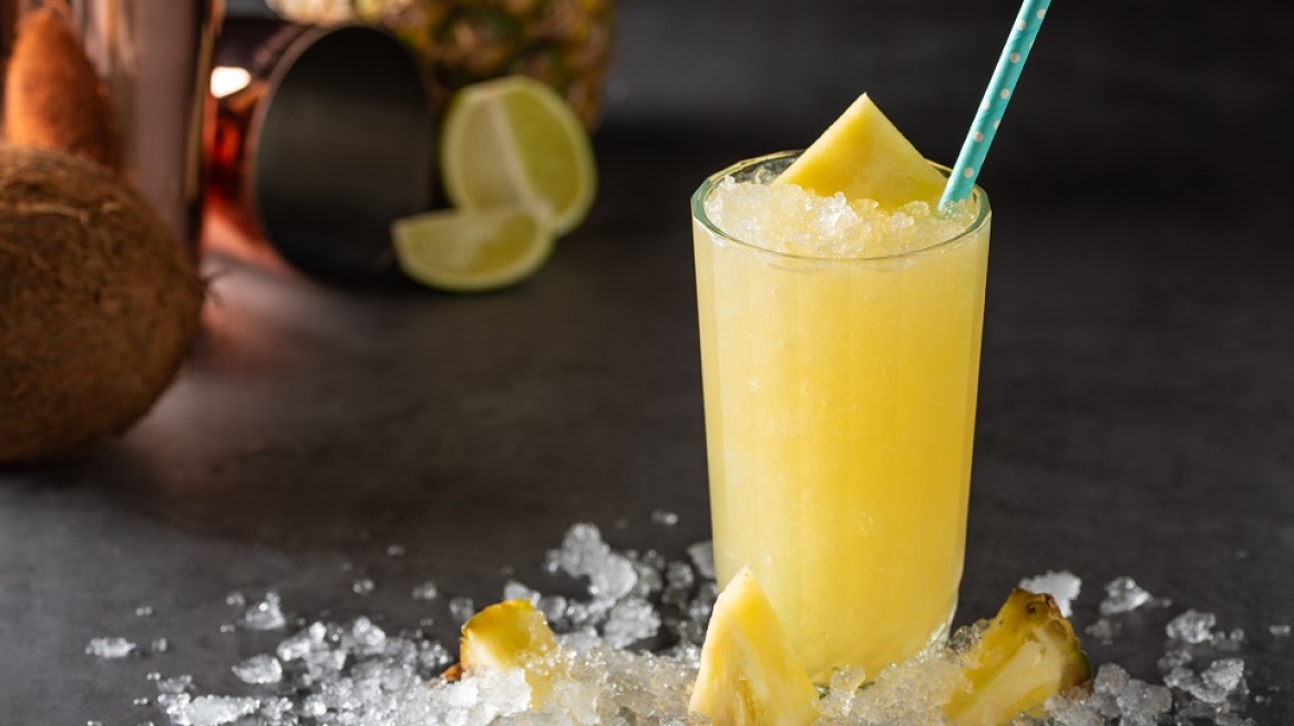 Ετοιμάζουμε παγωμένο punch με ρούμι και χυμό ανανά