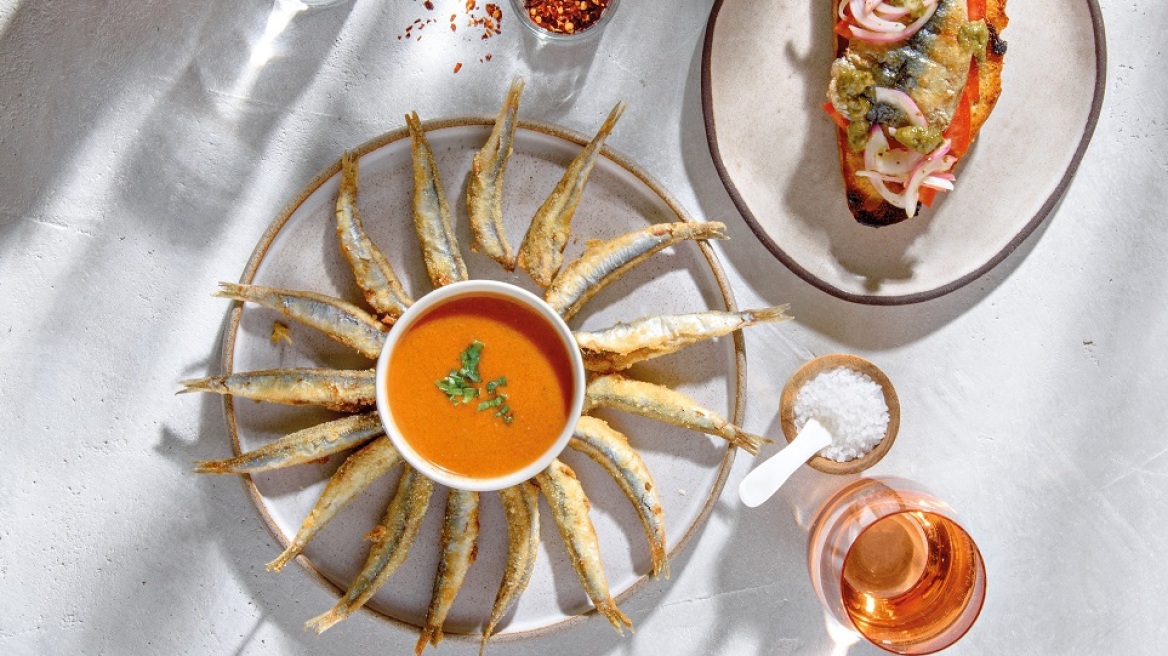 Γαύρος με δροσερή σούπα ντομάτας