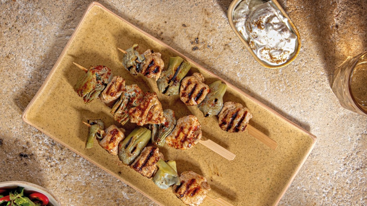 Σουβλάκι κοτόπουλο με μείγμα ζαατάρ και αγκινάρες