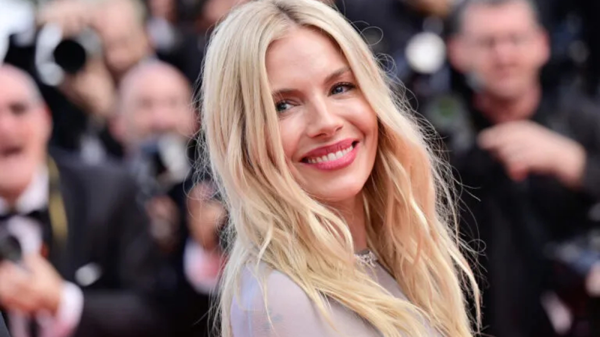 Sienna Miller: Μας δείχνει πώς να συνδυάσουμε ένα broderie anglaise πουκάμισο για ένα boho look