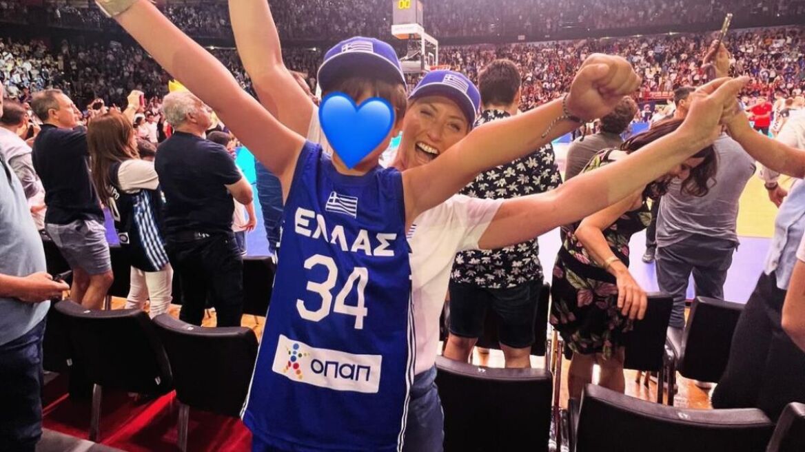 Σία Κοσιώνη: Πανηγυρίζει με τον γιο της τη νίκη της εθνικής ομάδας μπάσκετ - Δείτε την ανάρτησή της