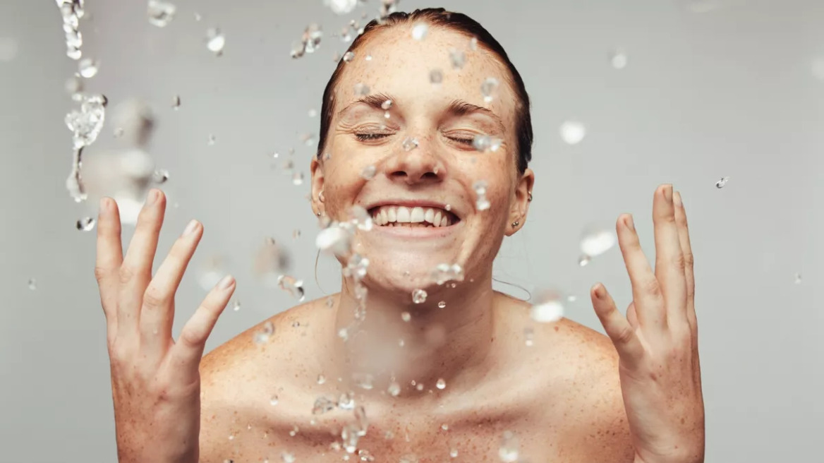 Έχετε αφυδατωθεί; Το απλό τεστ 3″ που αποκαλύπτει ότι χρειάζεστε άμεσα ενυδάτωση