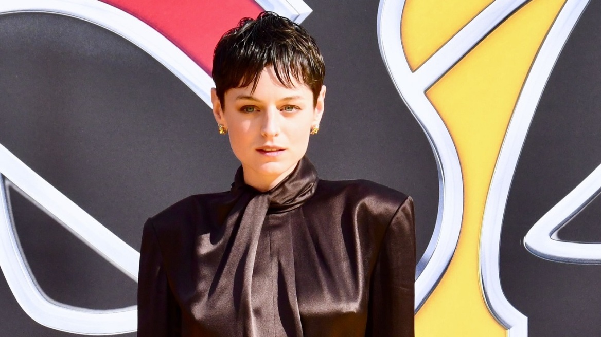 H Έμα Κόριν επαναφέρει το look χωρίς παντελόνι στο κόκκινο χαλί