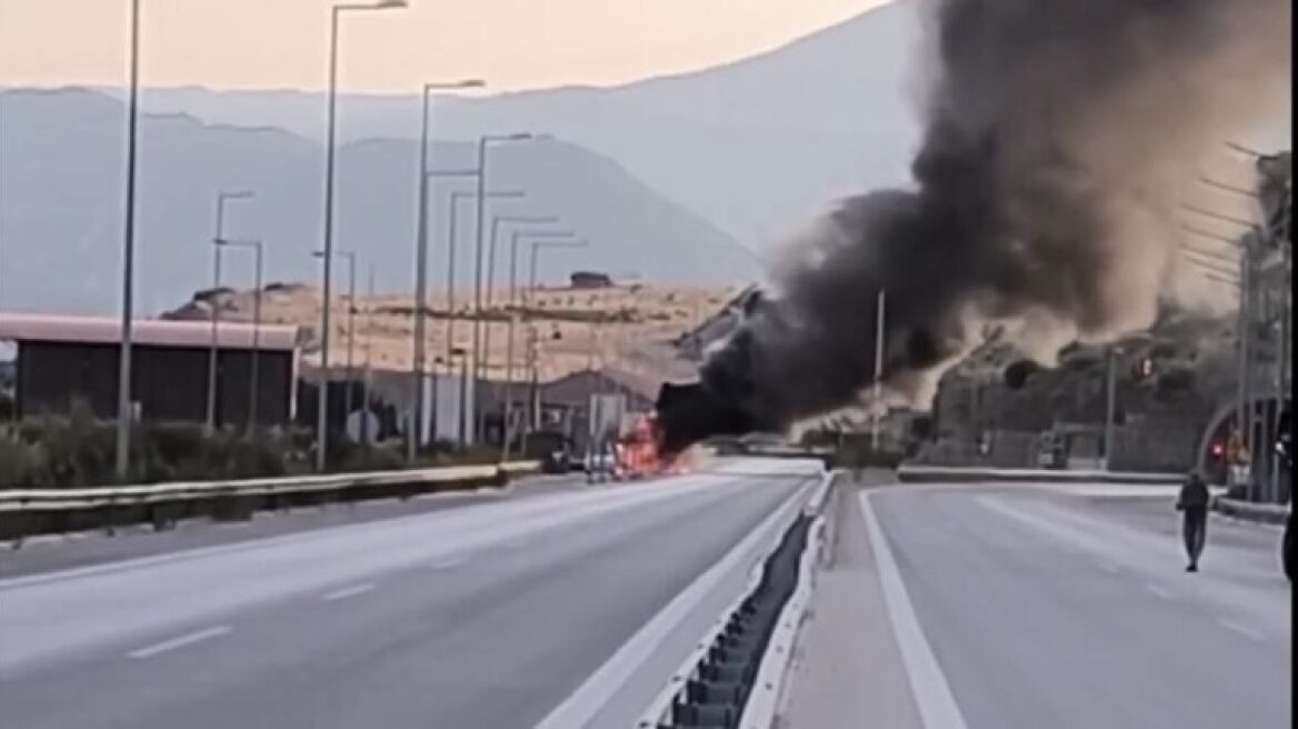  Φορτηγό τυλίχθηκε στις φλόγες στο 30ο χιλιόμετρο Ηγουμενίτσας-Ιωαννίνων - Κλειστή η Εγνατία