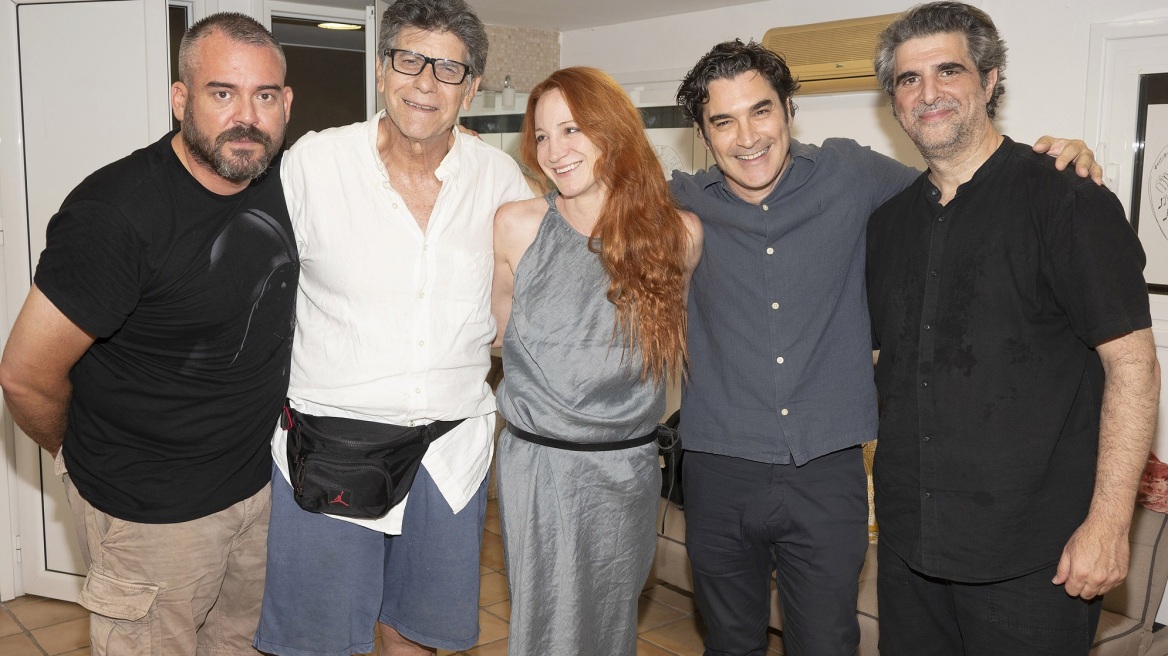 Στεφανία Γουλιώτη - Χριστόφορος Παπακαλιάτης: Αγκαλιασμένοι στο θέατρο, μετά το τέλος του Maestro In Blue (εικόνες)