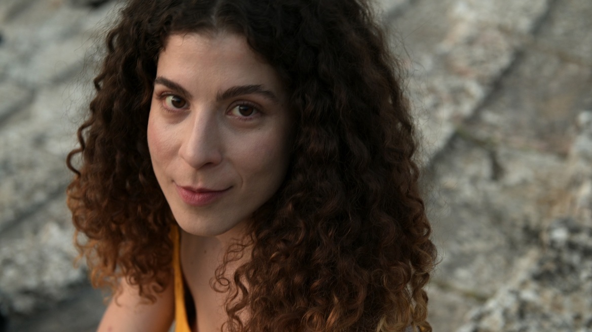 Η Έβελυν Ασουάντ στο Marie Claire: «Από μικρή έμαθα τι σημαίνει να είμαι η “Ελληνίδα” στη Συρία και η “Σύρια” στην Ελλάδα»