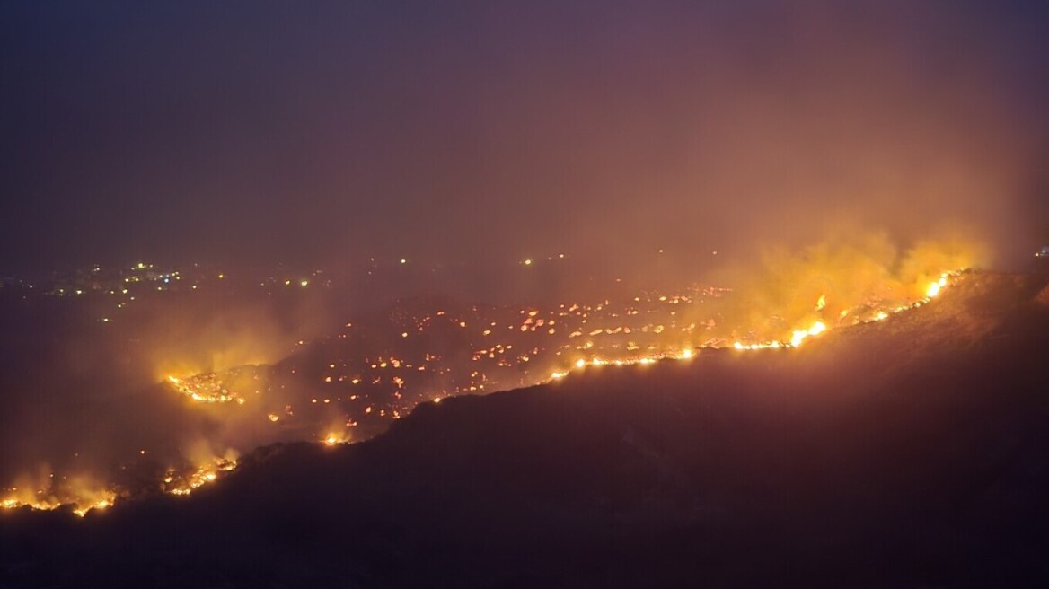 Στις 38 οι φωτιές το τελευταίο 24ωρο - Διάσπαρτες εστίες σε Βόνιτσα , υπό έλεγχο στην Πρέβεζα, μαίνεται η πυρκαγιά στην Πάρο