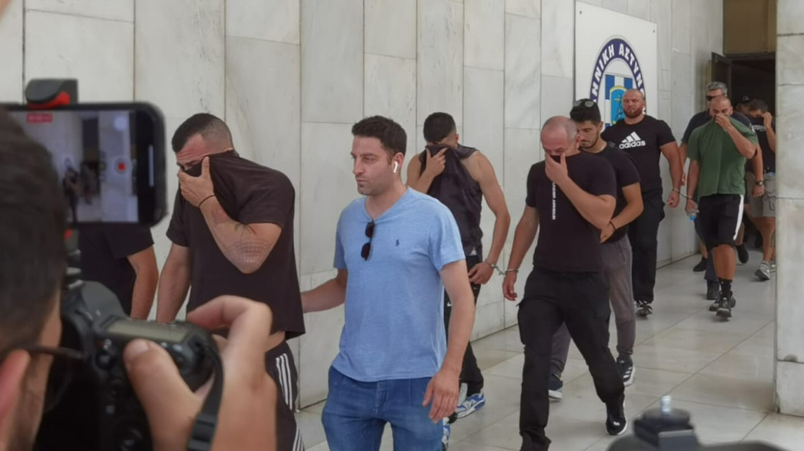 Δίωξη για πέντε κακουργήματα στους 74 συλληφθέντες για τους πυροβολισμούς έξω από το γήπεδο του Παναθηναϊκού - Εγκληματική οργάνωση και απόπειρα ανθρωποκτονίας