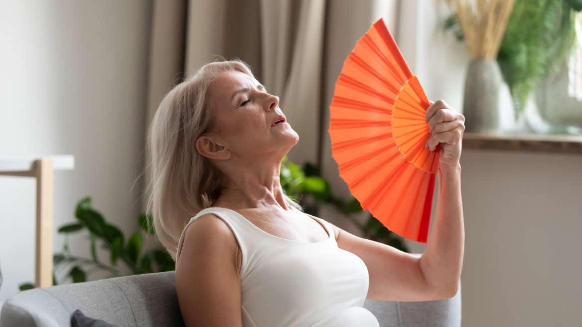 Εμμηνόπαυση: Ο απόλυτος οδηγός επιβίωσης για να αντιμετωπίσετε τις εξάψεις το καλοκαίρι