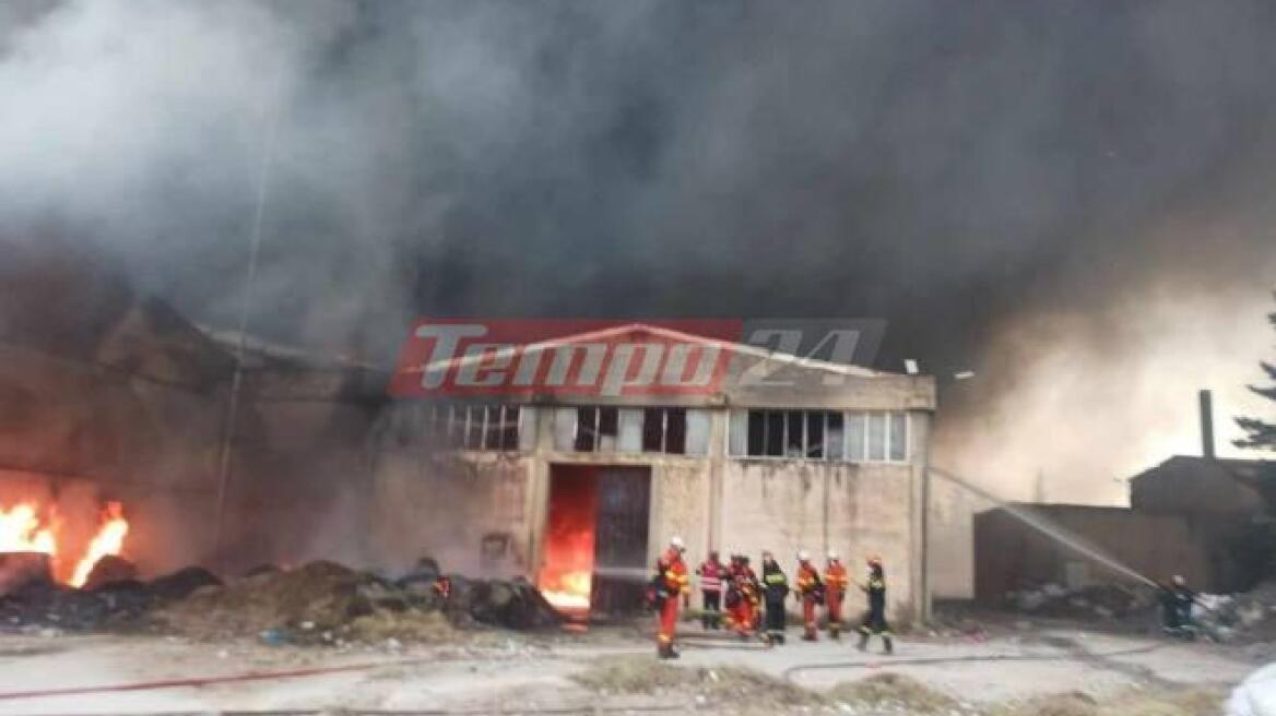 Περιορίστηκε η φωτιά στο εργοστάσιο στην Αχαΐα - Ισχυρές δυνάμεις της Πυροσβεστικής στο σημείο