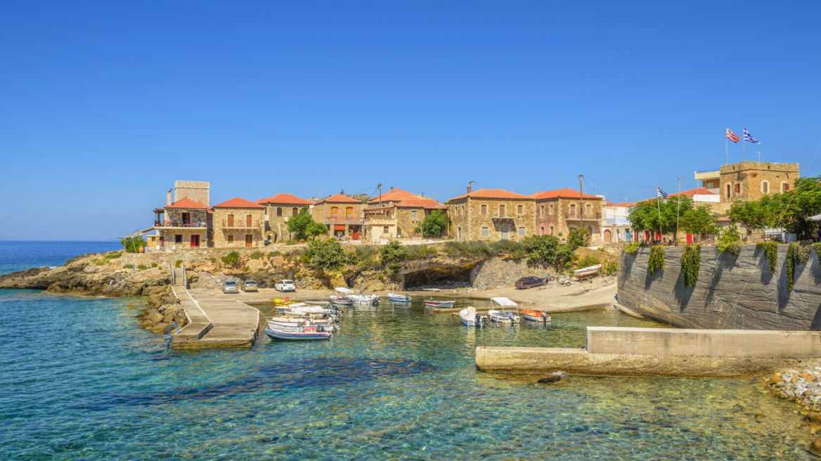 Ένα πέτρινο, αγχολυτικό ψαροχώρι στη Μεσσηνία