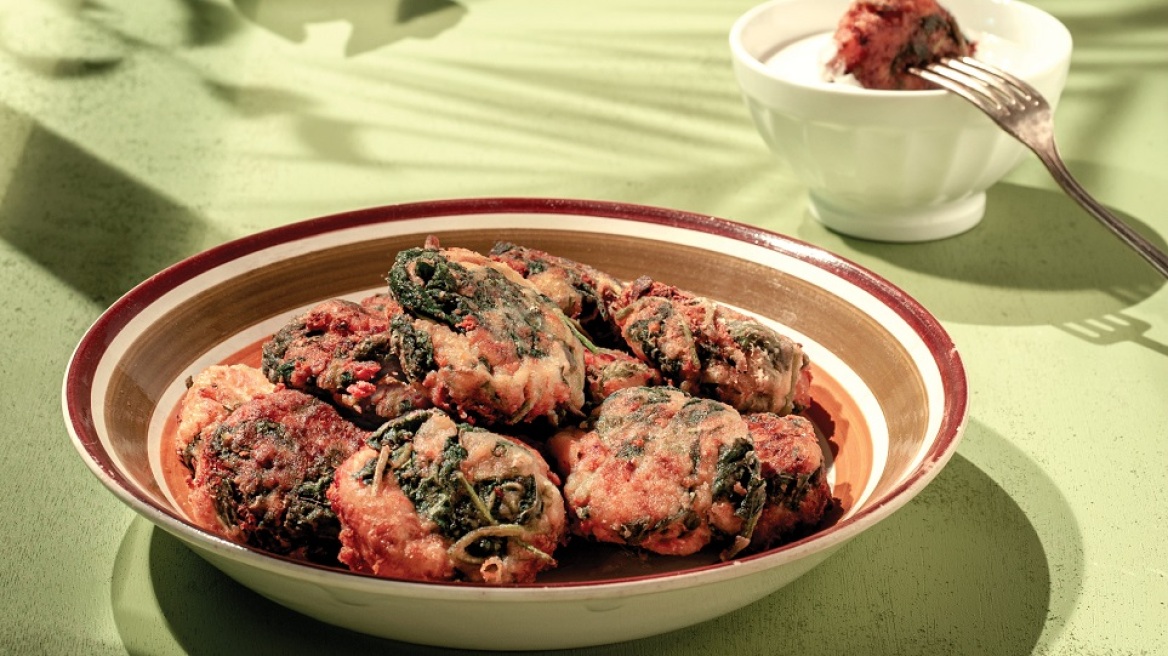 Βλιτοκεφτέδες με ντομάτα, μανούρι και σάλτσα φέτας