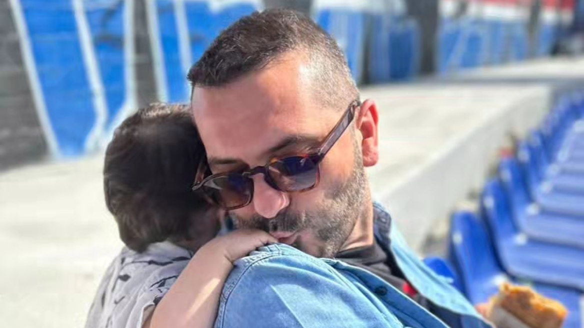 Λεωνίδας Κουτσόπουλος: Φωτογραφίζει τον γιο του στις διακοπές τους στη Σχοινούσα 