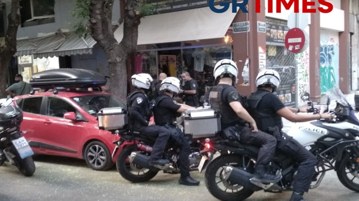 Θεσσαλονίκη: Άγρια συμπλοκή στο κέντρο της πόλης με κοντάρια, ρόπαλα και καρέκλες - Βίντεο και φωτογραφίες