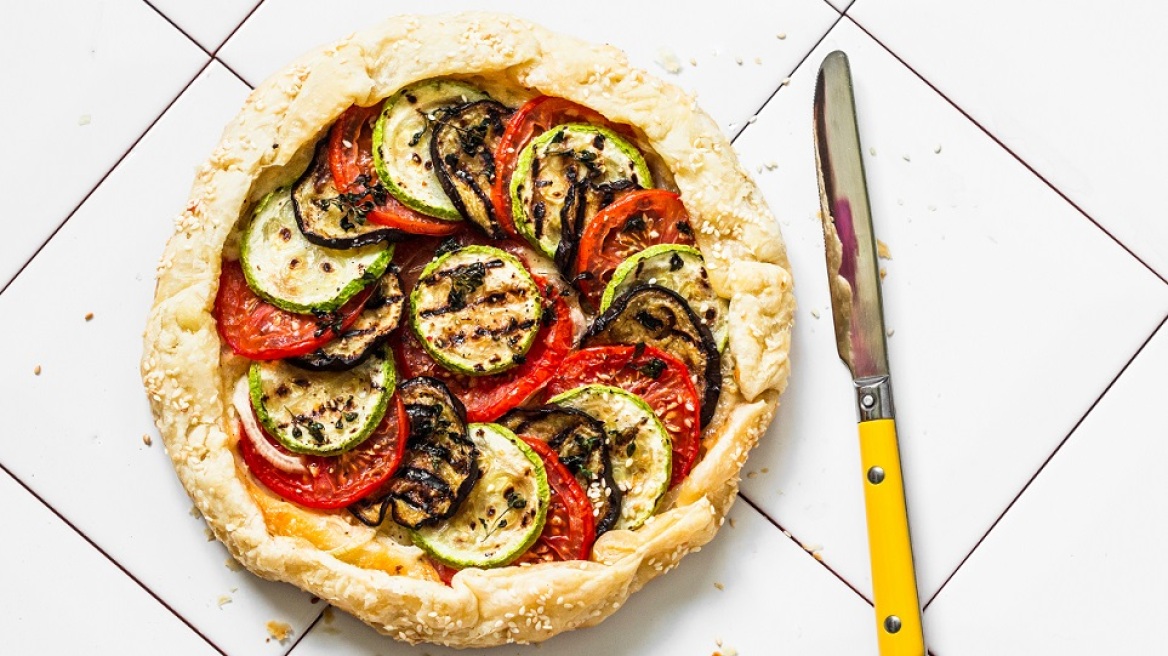 H εύκολη πίτσα του καλοκαιριού με τα λαχανικά εποχής