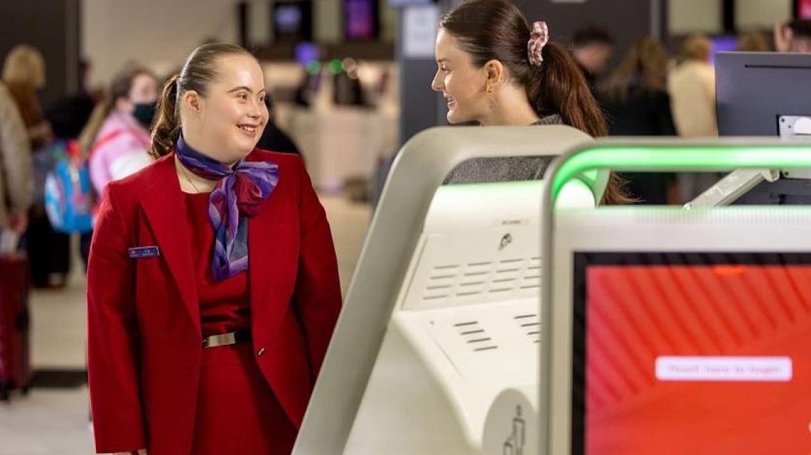 Αεροπορική εταιρεία προσέλαβε συνοδό εδάφους με σύνδρομο Down 