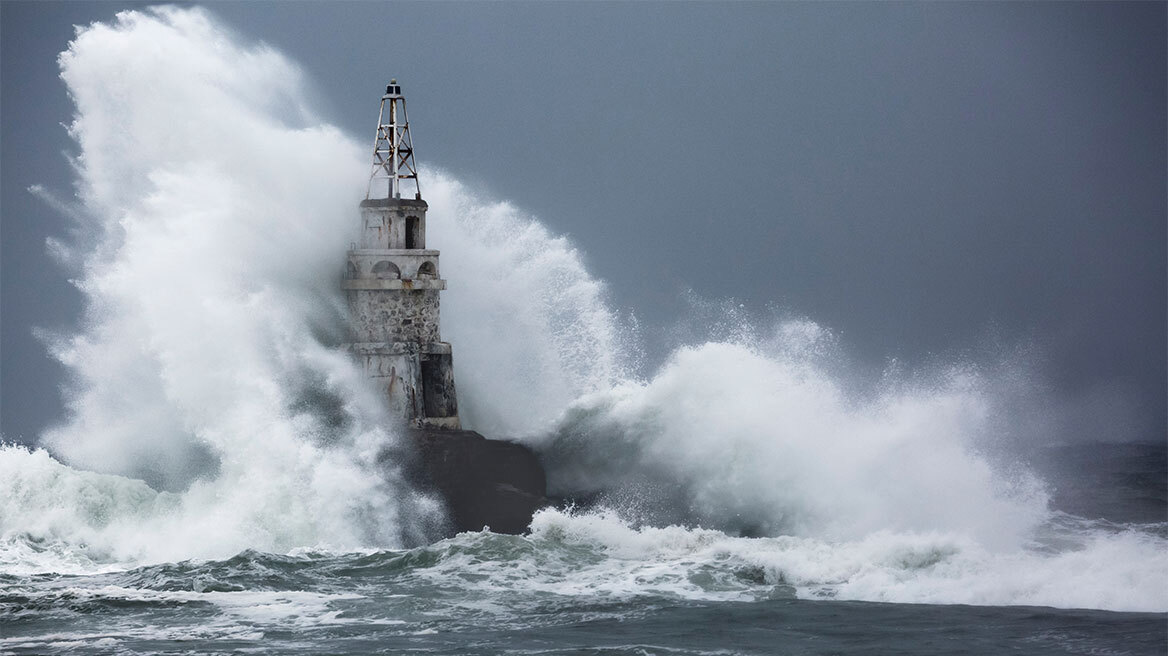Πώς οι θερμοί ωκεανοί «υπερφορτίζουν» τους τυφώνες