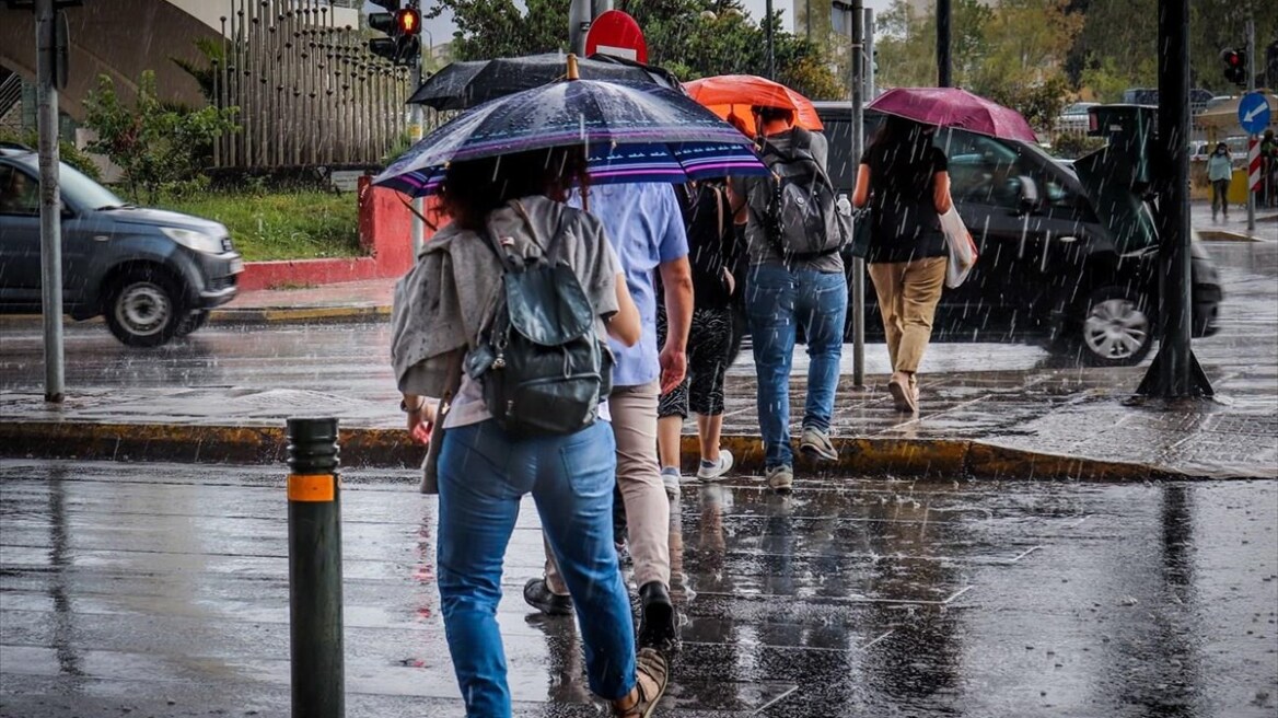 Καιρός: Άνοιξαν οι ουρανοί στη Λάρισα, ζημιές σε καλλιέργειες - Δείτε βίντεο και φωτογραφίες